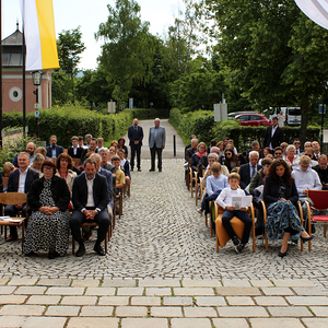 Vor der Kirche wird gefeiert