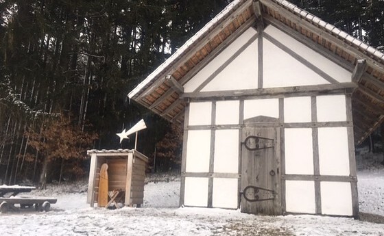 Krippe bei Taufkapelle aufgestellt