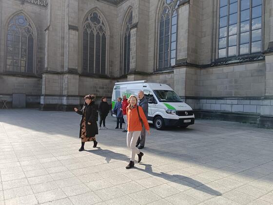 Elke Welser holt die Gruppe rund um die VisitatorInnen am Domplatz ab und begleitet sie zur Beratungsstelle LENA in der Stifterstrasse. / © Dekanat Linz Mitte/Unfried Elke Welser holt die GruElke Welser holt die Gruppe rund um die VisitatorInnen am Domplatz ab und begleitet sie zur Beratungsstelle LENA in der Stifterstrasse. ppe rund um die VisitatorInnen am Domplatz ab und begleitet sie zur Beratungsstelle LENA i