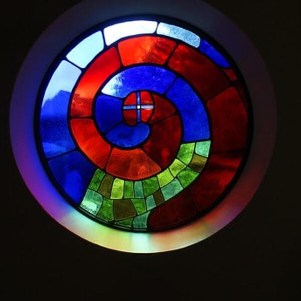 Hundertwasser-Fenster 'Lebensspirale' in der Hundertwasserkirche in Bärnbach / © heike2hx/pixabay.com/CC0 1.0 Hundertwasser-Fenster 'Lebensspirale' in der Hundertwasserkirche in Bärnbach