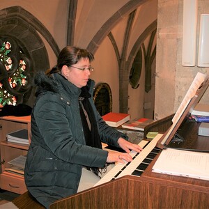 Virtuelle Kirchenführung / Pfarrarchiv Hirschbach Organistin an der Elektroorgel
