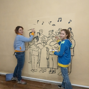 Katrin Limberger und Tochter Miriam beim Aufmalen der Raumthemen.