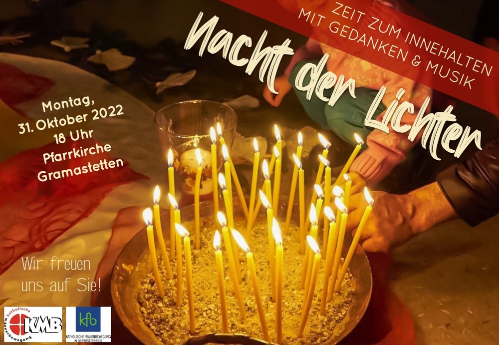 Lange dünne brennende Kerzen in einer Sandschale