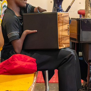 Biko musiziert beim Gottesdienst